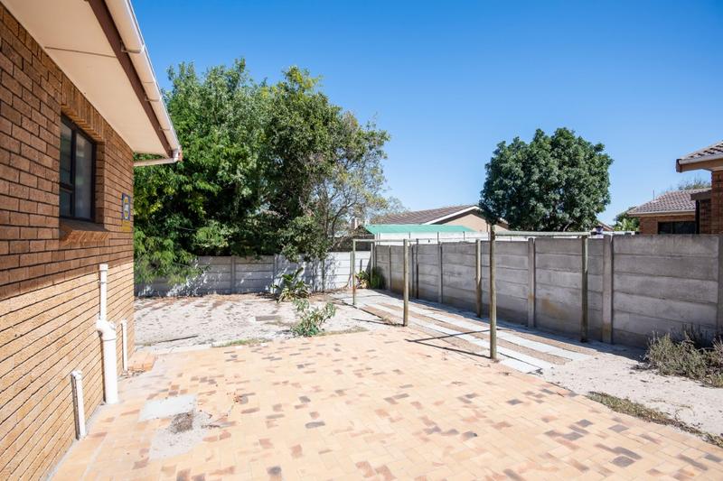 To Let 4 Bedroom Property for Rent in Mikro Park Western Cape